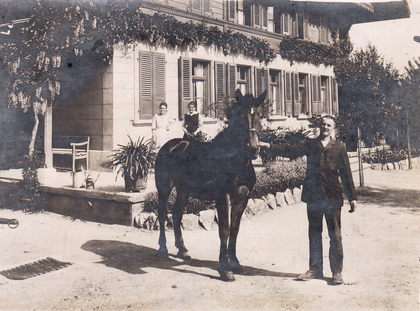 um 1920 WalterWyss vor Bauernhaus EllaWyss Ida Wyss